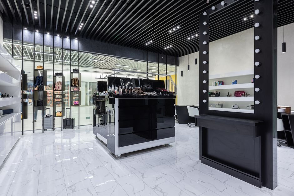 Produtos MAC Cosmetics em uma loja, destacando variedade de maquiagens.